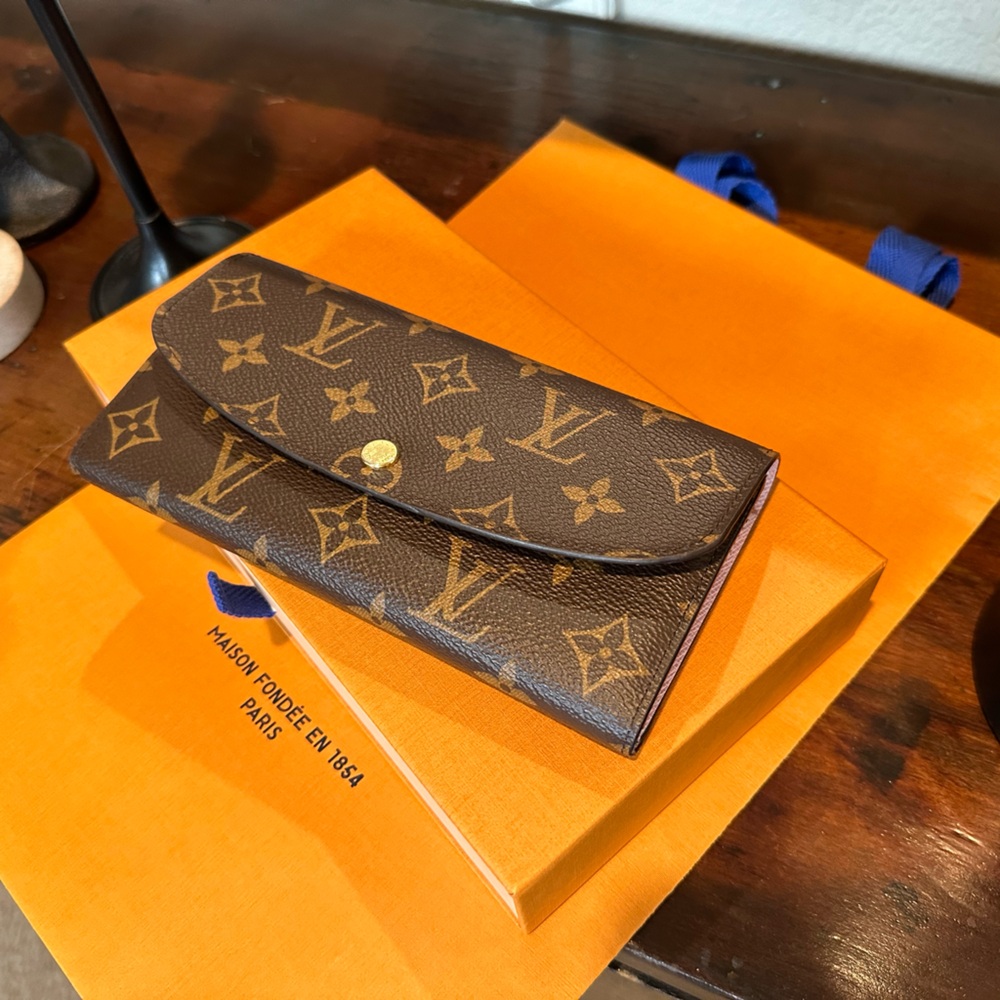 Authentic Louis Vuitton Sarah Wallet in Rose Ballerine